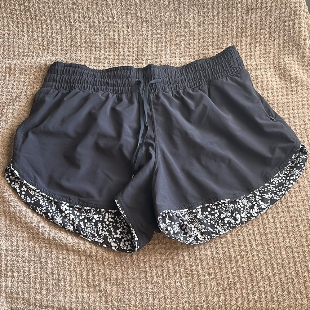 Lululemon Athletic Choose A Side Shorts White Bubble print ~ EUC